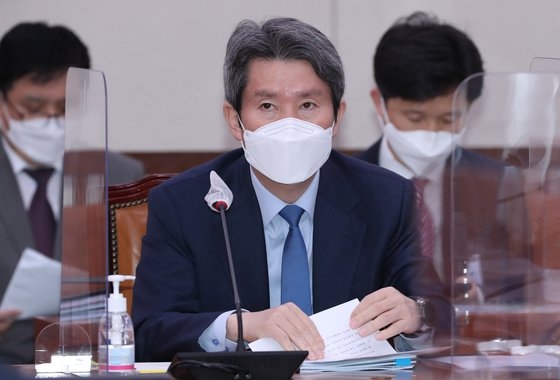 李仁栄統一部長官が２０２０年１２月２日、ソウル汝矣島（ヨイド）の国会で開かれた外交統一委員会の全体会議に出席している。オ・ジョンテク記者