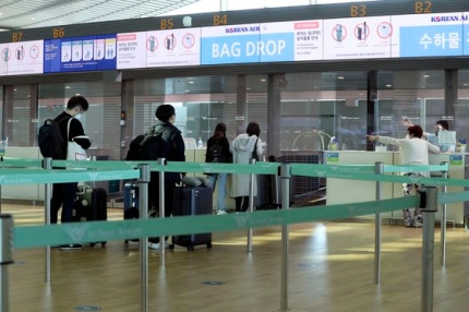 韓国と日本のビジネス関係者特別入国手続き施行初日となった昨年１０月８日午前、仁川国際空港で成田行き大韓航空の搭乗手続きをする乗客の様子。キム・ソンリョン記者