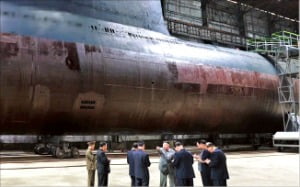 潜水艦開発現場を視察する金正恩委員長　韓経ＤＢ