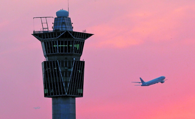 韓国仁川（インチョン）空港管制塔の横で飛行機が離陸している。［中央日報］