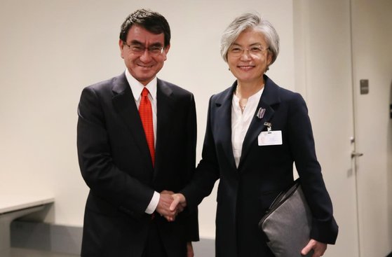 ２０１８年９月、日本の河野太郎当時外相（左）と韓国の康京和（カン・ギョンファ）外交部長官（右）が米ニューヨークで開かれた会談に先立ち、握手をしている。［写真　韓国外交部