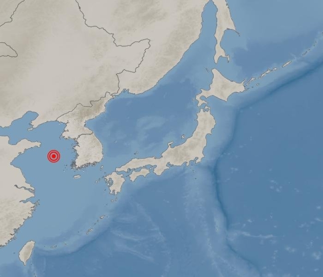 韓国気象庁は１９日午前３時２１分ごろ、中国青島東側３３２キロメートルの海域でＭ４．６の地震が発生したと明らかにした。震源地を現わす写真。［写真　気象庁］