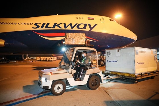 昨年４月の早朝、仁川空港貨物ターミナルで新型コロナウイルス検査キットを米国に輸出するため関係者らが検査キット貨物を積載している。［写真　外交部］