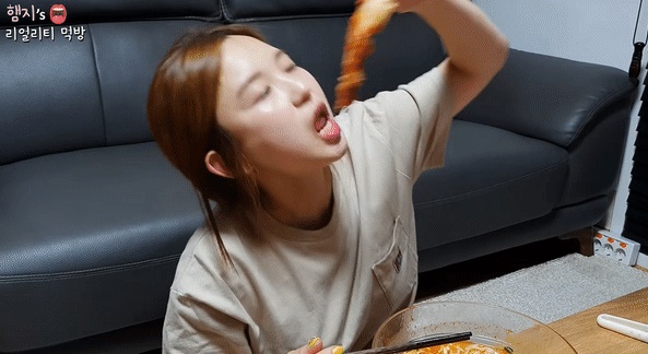 韓国ユーチューバーのＨａｍｚｙ（本名ハム・ジヒョン）さんがキムチを食べている様子。［写真　ＨａｍｚｙさんのＹｏｕＴｕｂｅキャプチャー］