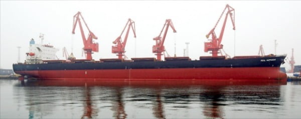 コンテナ船運賃が毎週過去最高値を更新する中でばら積み船運賃まで急騰している。「世界の工場」中国の石炭、鉄鉱石、銅など原材料の輸入が増えたのが原因だ。写真は中国の山東省青島港で船積みを待っているばら積み船。韓経ＤＢ