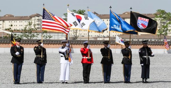 韓米連合軍司令部の儀仗隊が両国の国旗と司令部旗を持っている。　［写真　韓米連合軍司令部提供］