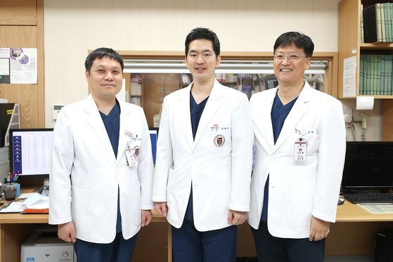 右から心血管センターのキム・ジンウォン、カン・ドンオ教授、核医学科のオ・ジェソン教授。［写真　高麗大学九老病院］