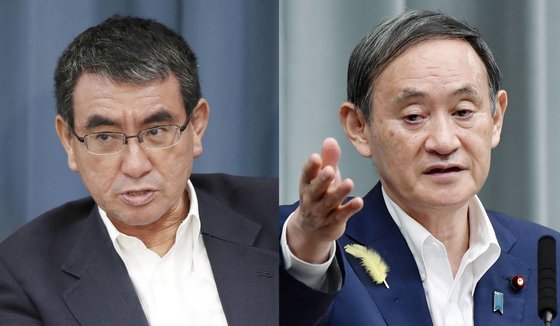 河野太郎行政改革担当相（左）と菅義偉首相（右側）。［中央フォト］