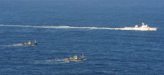 ２０１２年１０月、全羅南道新安郡可居島（チョルラナムド・シナングン・カゴド）の西１０キロ付近で木浦（モクポ）海洋警察警備艦１５０９所属の高速ゴムボートが逃走する中国漁船を追撃している。当時、この中国漁船は違法操業が疑われていた。［中央フォト］
