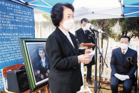 ２６日、李秀賢さんの２０回目の追悼式が開かれた。釜山（プサン）永楽（ヨンラク）公園で挨拶をする李さんの母親・辛潤賛（シン・ユンチャン）さん。ソン・ボングン記者