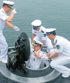 ２０１３年７月１２日、中国青島の北海艦隊司令部を訪問し、１７００トン級潜水艦の内部を視察した韓国の崔潤喜（チェ・ユンヒ）海軍参謀総長。　［写真　韓国海軍］