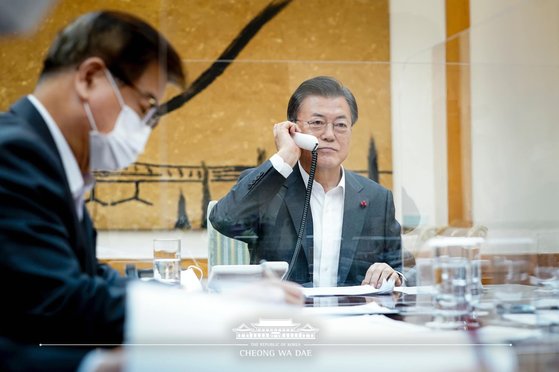２６日午後、韓国の文在寅（ムン・ジェイン）大統領が中国の習近平国家主席と電話会談している。この日に出された韓中両国の公式発表文は強調した内容がそれぞれ違っていた。［写真　青瓦台フェイスブック］