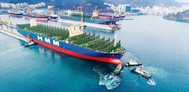 ＨＭＭ（旧現代商船）が５年余りで民営化される見通しだ。大株主である産業銀行は海運景気が回復した現時点をＨＭＭ売却の適期とみている。写真はＨＭＭが昨年進水した世界最大のコンテナ船アルヘシラス号。［韓経ＤＢ］