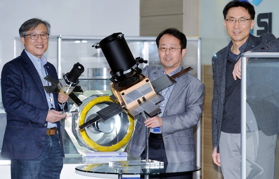 韓国唯一の人工衛星システム輸出企業「サトレックアイ（Ｓａｔｒｅｃ　Ｉｎｉｔｉａｔｉｖｅ）」のパク・ソンドン理事会議長とキム・ビョンジン未来技術研究所長、キム・イウル代表（左側から）が２７日午後、大田（テジョン）サトレックアイ研究所に集まり、中央日報紙とのインタビューの後でポーズを取っている。同社は１９９９年、ＫＡＩＳＴ（韓国科学技術院）人工衛星研究センター出身の人材が集まって設立された。韓国初の衛星であるＫＩＴＳＡＴ－Ａ（ウリビョル１号）をはじめとする各種科学衛星を独自技術で開発するなど韓国唯一の衛星輸出専門企業だ。最近、ハンファグループのグローバル防衛産業企業「ハンファエアロスペース」はサトレックアイを買収し、現在その最終段階にある。サトレックアイは買収後も現経営陣による独自の経営を続けていく方針だ。フリーランサー　キム・ソンテ