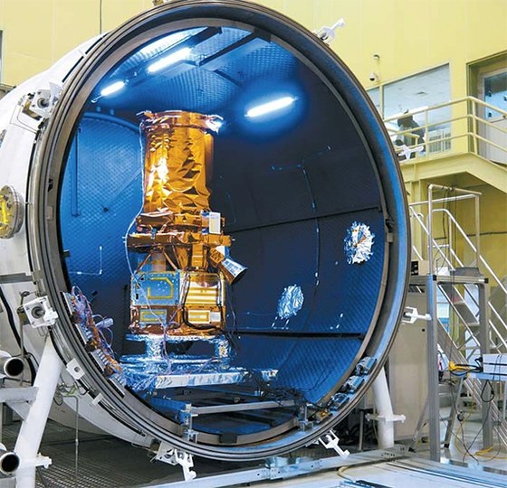 ５０センチ級の解像度を持つサトレックアイの次世代観測衛星スペースアイＸ。宇宙状況を仮定した真空チャンバー実験を行っている。［写真　サトレックアイ］