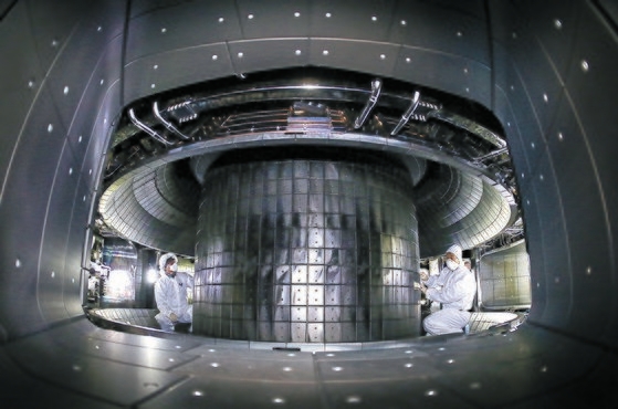 ２７日、大田儒城（テジョン・ユソン）の韓国核融合エネルギー研究院で研究者が超伝導核融合研究装置（ＫＳＴＡＲ）の内部を点検している。［ニュース１］
