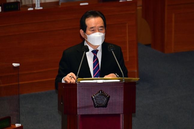 ４日、韓国国会で開かれた第３４８回国会（臨時）第４回本会議の政治・外交・統一・安保に関する対政府質問で丁世均首相が議員の質問に答えている。オ・ジョンテク記者