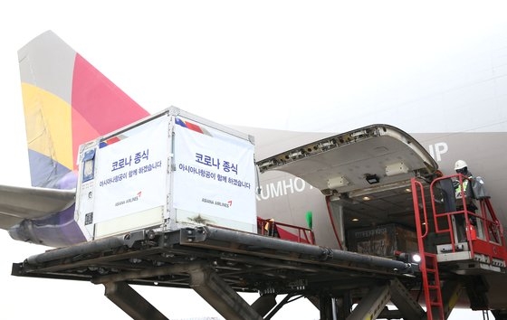 昨年１２月２９日、仁川空港でアシアナ航空がモスクワ行き貨物機にスプートニクＶワクチンを積み込んでいる。［写真　アシアナ航空］
