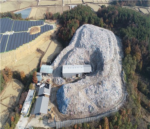 「義城（ウィソン）ごみの山」処理前の様子。［写真　義城郡］