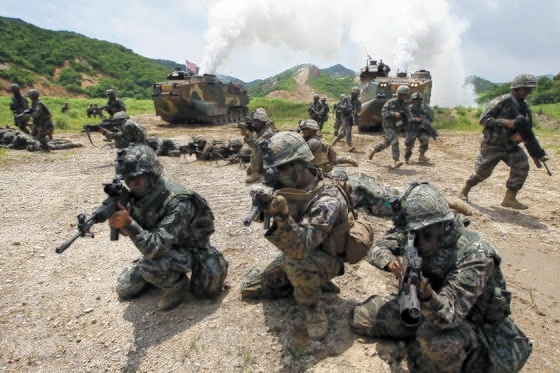 韓米海兵隊連合空地戦闘訓練に参加した韓米海兵隊員が上陸突撃装甲車から出て目標物に向かって前進している。　［中央フォト］