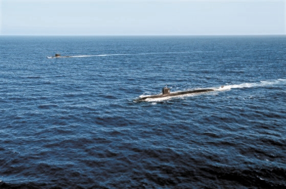 米国の原子力潜水艦「アッシュビル」（右）が、フランスが中国を牽制するため太平洋に配置した原子力潜水艦「エメロード」と訓練している。　［写真＝米海軍］
