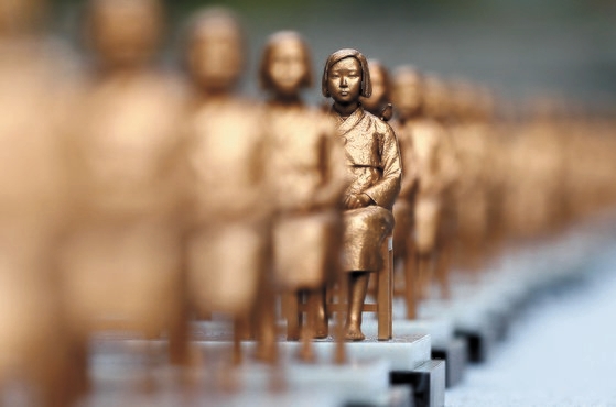 登録された慰安婦被害者のうち最高齢だったチョン・ボクスさんが１２日、死去した。写真は２０１７年に清渓（チョンゲ）広場に展示された少女像。　キム・ギョンロク記者