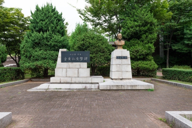 ソウル広津区（クァンジング）のオリニ大公園にある金東仁（キム・ドンイン）文学碑。写真ソウル市