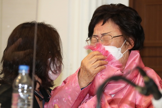 旧日本軍慰安婦被害者の李容洙（イ・ヨンス）さんが１６日、プレスセンターで開かれた「旧日本軍慰安婦問題国連国際司法裁判所回付要求記者会見」で泣いている。チャン・ジニョン記者