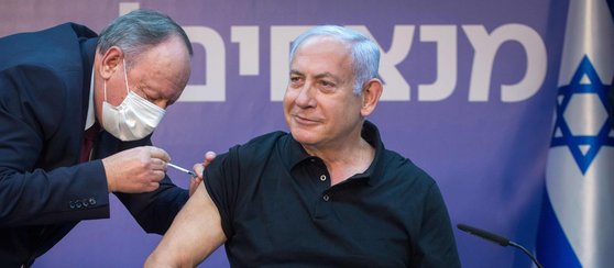 イスラエルのベンヤミン・ネタニヤフ首相が先月９日、テルアビブ市のシバ・メディカルセンターで新型肺炎ワクチンを打つ姿。ファイザー製ワクチンの２回目の接種だった。［中央フォト］