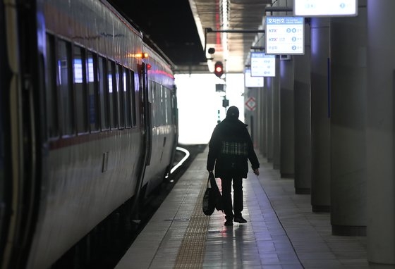 旧正月の連休開始を控え、１０日午前、帰省する市民がソウル駅のホームで列車に乗り込んでいる。ウ・サンジョ記者