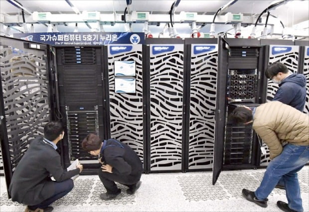 韓国科学技術情報研究院（ＫＩＳＴＩ）の職員が人工知能（ＡＩ）技術高度化に必須のスーパーコンピュータ「ヌリオン」の性能を点検している。キム・ヨンウ記者
