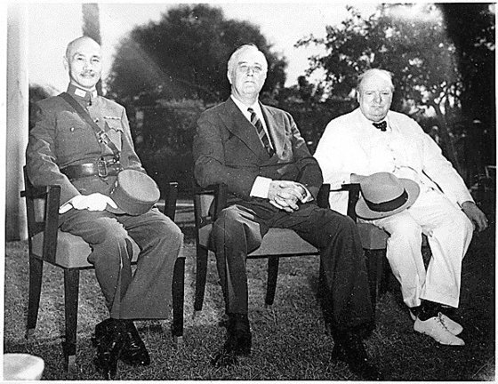 １９４３年のエジプト・カイロ会談では「信託統治後の韓国の独立」約束が最初に明示された。蒋介石・中華民国総統、フランクリン・ルーズベルト米大統領、ウィンストン・チャーチル英首相（左から）は日本の無条件降伏まで協力して戦うこと、戦後の処理問題などについて議論した。　［中央フォト］