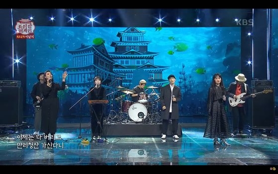 １１日、ＫＢＳ（韓国放送公社）が旧正月元旦（ソルナル）企画で放映した国楽基盤の音楽番組『朝鮮ポップアゲイン』で舞台の背景イメージに日本風の城が登場して論争になっている。［写真　ＹｏｕＴｕｂｅキャプチャー］