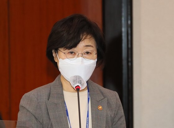 韓国女性家族部の鄭英愛（チョン・ヨンエ）長官が１８日、国会で開かれた女性家族委員会全体会議で法律案通過に対する政府側の挨拶を述べている。オ・ジョンテク記者