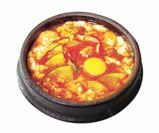 最近、日本では韓国式チキンやスンドゥブチゲなど韓国料理が人気だ。　［写真　成川彩］