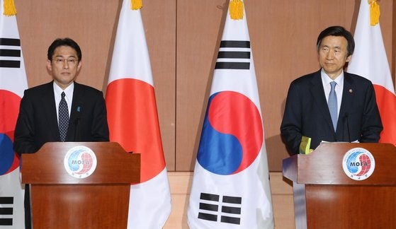 外交部の尹炳世（ユン・ビョンセ、右）と日本の岸田文雄外相が２０１５年に日本軍慰安婦問題解決に向けた会談後に合意内容を発表している。［中央フォト］
