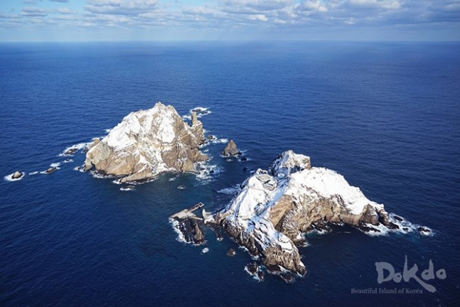 韓国外交部が公開した独島（ドクト、日本名・竹島）の冬の風景写真。　写真＝外交部