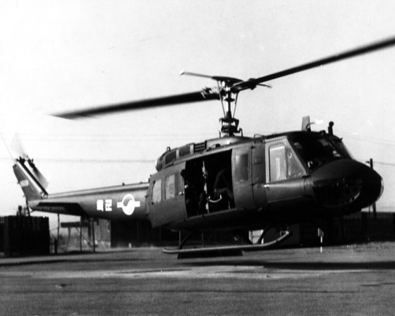 陸軍は１９６８年１２月に初めて導入し始めたＵＨ－１Ｈヘリコプターを昨年７月にすべて退役させた。陸軍では白黒写真の追憶のような機種となったが、海軍ではＵＨ－１Ｈを初任操縦士の基礎飛行訓練ヘリコプターとして現在も使用されている。［中央フォト］