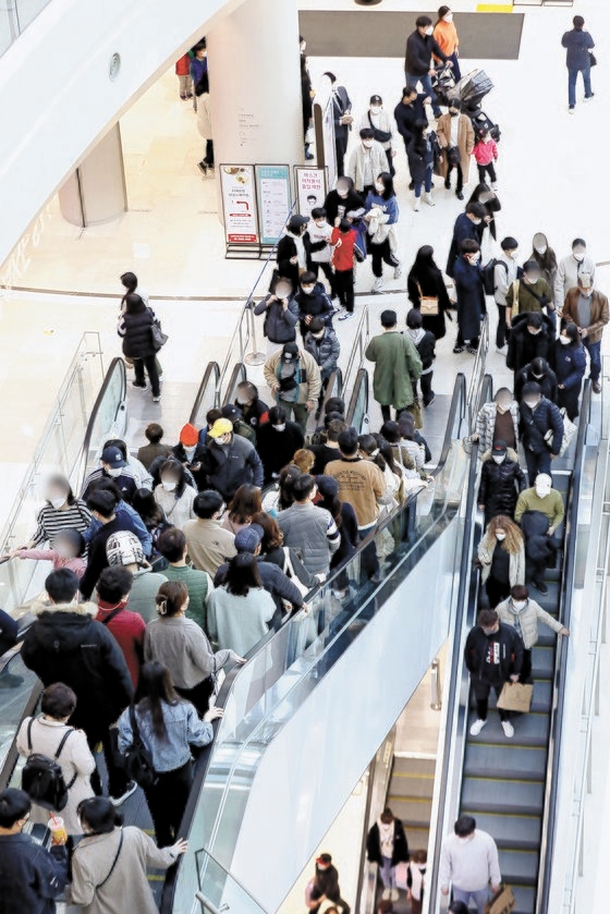 「社会的距離の確保」の段階緩和初めての休日を迎えた２１日、ソウル市内にある大型ショッピング施設がショッピング客で混み合っている。［写真　ニュース１］