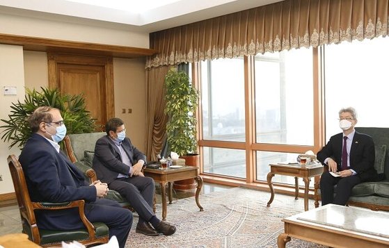 ２１日、韓国大使館で会談したユ・ジョンヒョン駐イラン大使とヘムマティ・イラン中央銀行総裁。　［写真　イラン政府］
