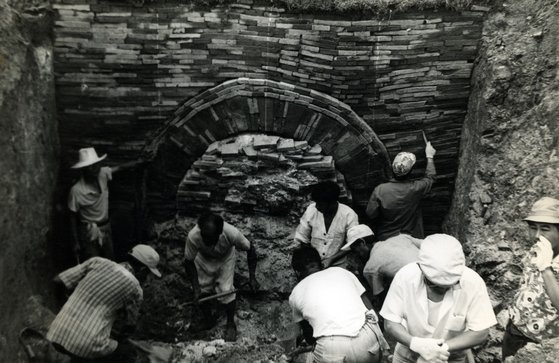 武寧（ムリョン）王陵発掘は排水路工事の途中で偶然行われた「大事件」だった。写真は発掘初期に墓の入口の土砂を除去する様子。［写真　国立文化財研究所］