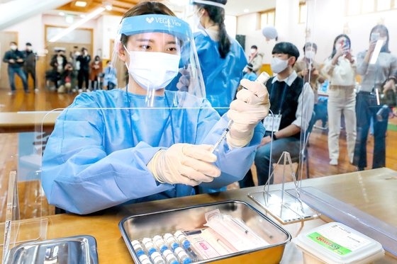 ２３日午前、光州市南区（クァンジュシ・ナムグ）で医療スタッフが予行演習をしている。韓国政府は今月２６日から療養施設従事者と入所者にアストラゼネカワクチンの接種を始める。［写真　聯合ニュース］