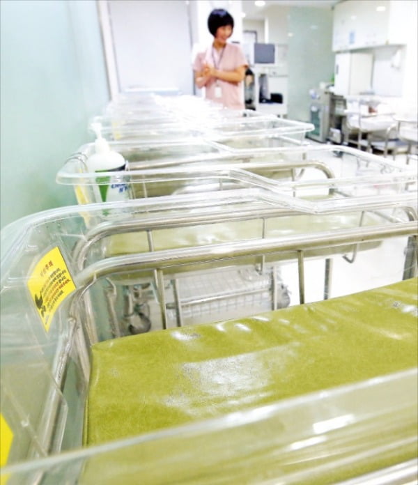 昨年、出生数は３０万人割れとなり出生率は０．８４人に墜落するなど、少子化問題が深刻な水準に達した。ある病院の空っぽの新生児室。［写真　韓経ＤＢ］