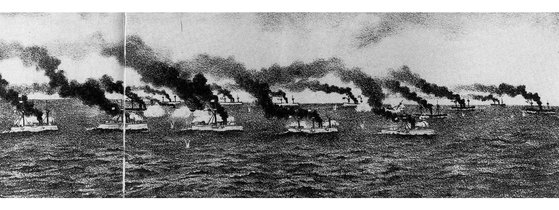 １８９４年９月、鴨緑江（アムノッカン）付近での西海海戦の場面。清の北洋艦隊が日本の艦隊に大敗した。　［写真『図説満州帝国』（東京・１９９６］
