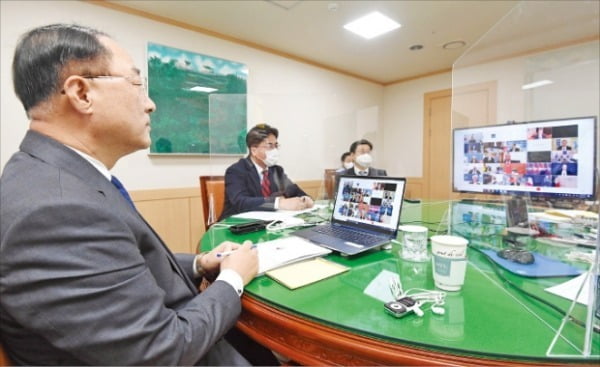 ＜Ｇ２０首脳会議財務長官と画像会議＞韓国の洪楠基（ホン・ナムギ）副首相兼企画財政部長官（左）が先月２６日、政府ソウル庁舎で主要２０カ国・地域（Ｇ２０）財務相と画像会議を行っている。今年初めて開かれたＧ２０財務相・中央銀行総裁会議は非対面で開催された。［写真　韓国企画財政部］