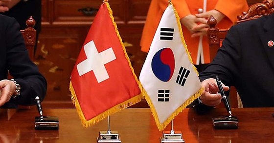 韓国とスイスの国旗。中央フォト