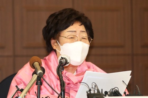 日本軍慰安婦被害者の李容洙さんが１６日、ソウル・プレスセンターで「日本軍慰安婦問題の国連国際司法裁判所付託を促す記者会見」に出席し、声明文を読み上げている。チャン・ジニョン記者