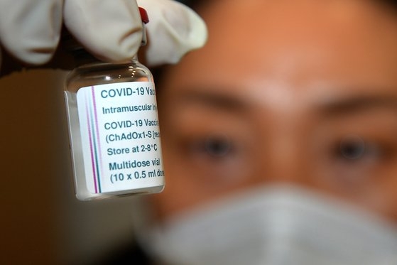 ２日、世宗市（セジョンシ）保健所では、医療スタッフが療養型病院の従事者にアストラゼネカのワクチンを接種した。　キム・ソンテ記者