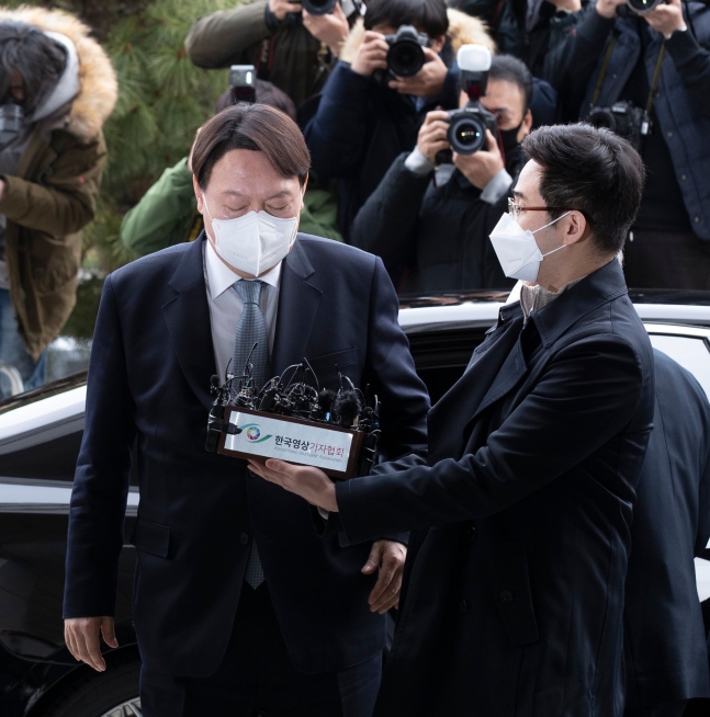 尹錫悦韓国検察総長が４日午後、ソウル瑞草洞の大検察庁での立場表明前にしばし目を閉じている。イム・ヒョンドン記者