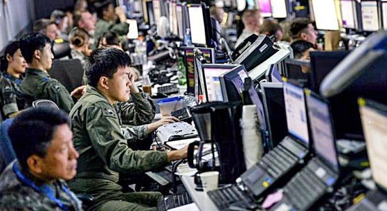 韓米軍当局は上半期の合同訓練をコンピュータシミュレーション形態の指揮所訓練（ＣＰＸ）で行う予定だ。写真は地下バンカーで韓米軍将兵が連合訓練状況を見守る様子。［写真　米空軍］